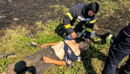 На Харківщині пенсіонер без свідомості опинився у вогняній пастці: фото з місця