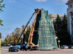 У Харкові повторно укріплюють головні памʼятники міста