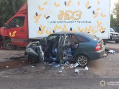 Під Харковом лоб у лоб врізалися легковик і бус із хлібом: дві людини загинули