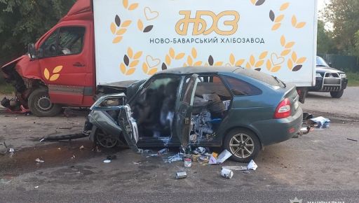Під Харковом лоб у лоб врізалися легковик і бус із хлібом: дві людини загинули