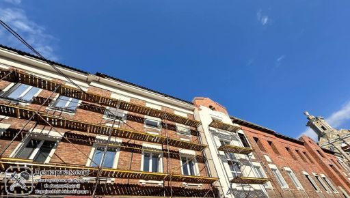 Харківські будівельники відновлюють будинок на вул. Георгія Тарасенка