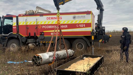 На Харківщині місцеві знайшли тубус із бойовими ракетами прямо посеред поля