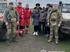 В Харьковской области эвакуировали пожилых людей из прифронтовых сел — среди них бабушка, которая пережила Вторую мировую