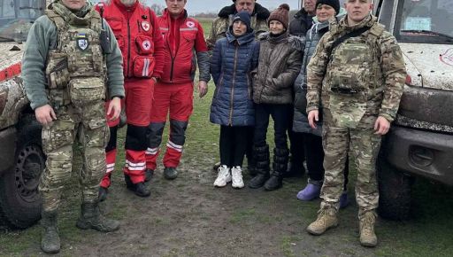 На Харківщині евакуювали літніх людей із прифронтових сіл— серед них бабуся, яка пережила Другу світову