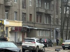 У Харкові водій Jeep зніс стовп і вилетів на узбіччя