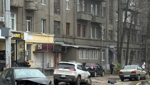 В Харькове водитель Jeep снес столб и вылетел на обочину