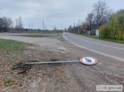 У передмісті Харкова пошкодили нові дорожні знаки: поліція шукає вандалів