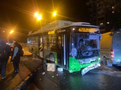 Троллейбус в Харькове снес остановку общественного транспорта: в мэрии назвали причину ДТП