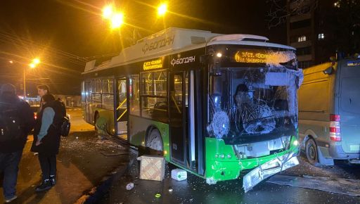 Тролейбус у Харкові зніс зупинку громадського транспорту: у мерії назвали причину ДТП
