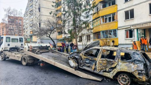 У Харкові після ночі з подвір’я вивозять згорілі автівки і латають вирви в асфальті: фото з місця