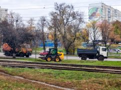 Харківські комунальники показали, як відновлюють прибудинкову територію