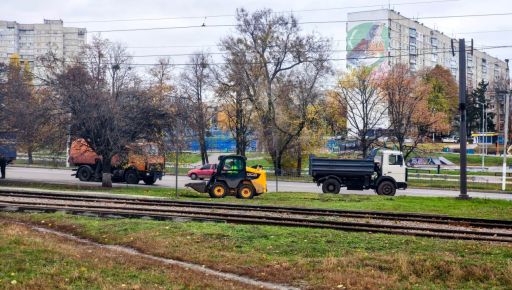Харківські комунальники показали, як відновлюють прибудинкову територію
