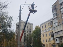 Харківські комунальники за тиждень відновили більше кілометра мереж вуличного освітлення