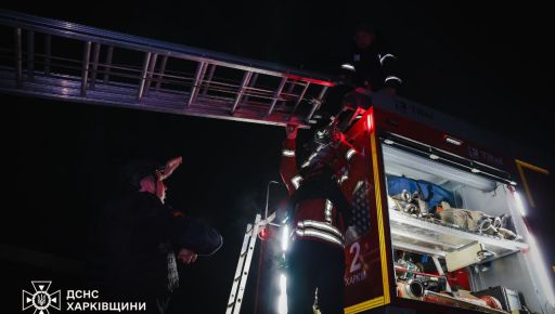 У Харкові внаслідок серії ударів БПЛА сталася масштабна пожежа: кадри з місця