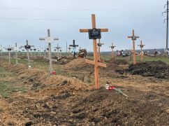 В Изюме провели траурную панихиду после завершения идентификации 449 жертв российских преступлений