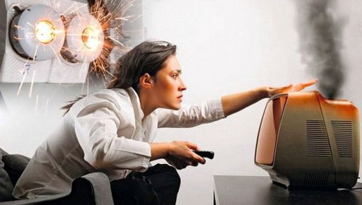 Блекаути повертаються: як уберегти техніку від стрибків напруги