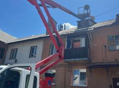 Комунальники показали, як відновлюють дахи та фасади після обстрілів Харкова