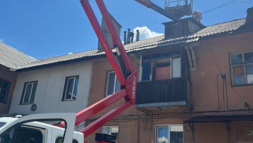 Комунальники показали, як відновлюють дахи та фасади після обстрілів Харкова
