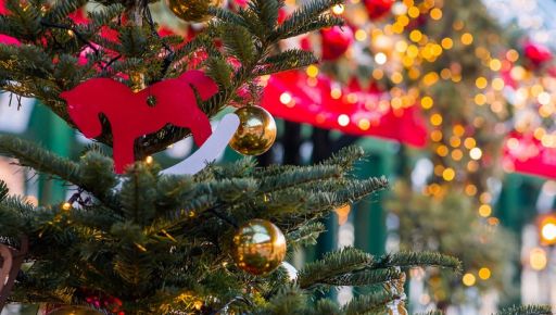 Як прикрасити ялинку 2026 року: головні кольори та тренди (ФОТОПІДБИІРКА)