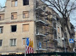 В центре Харькова завершают восстановление фасада многоэтажки, куда попала ракета