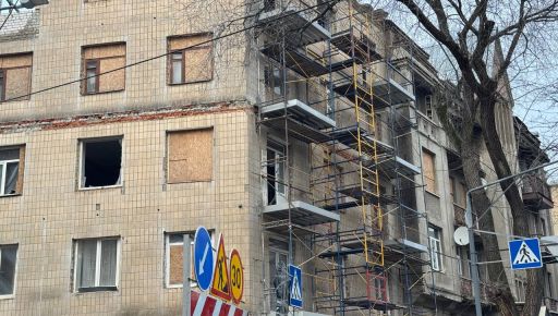 В центре Харькова завершают восстановление фасада многоэтажки, куда попала ракета