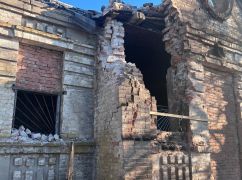 Правоохоронці показали пошкоджену бібліотеку на Харківщині після атаки дронів