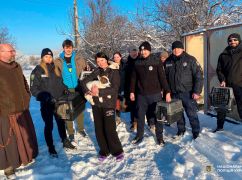 Монах із Чехії допоміг вивезти родину з небезпечного села на Харківщині