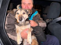 На Харківщині поліцейські евакуювали чоловіка та домашнього улюбленця із зони бойових дій