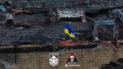 Український прапор замайорів над міськрадою Купʼянська: відео з висоти пташиного польоту