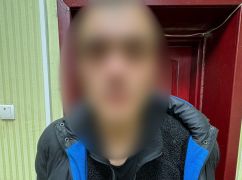 У Харкові чоловік біля церкви відібрав гроші та телефон у перехожого