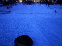 У Харкові, катаючись з гірки, розбилася на смерть 70-річна жінка