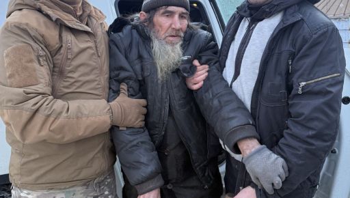 Поліцейські евакуювали маломобільного чоловіка з-під обстрілів на Харківщині