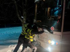 В Харьковской области рейсовый автобус из-за гололедици съехал в кювет