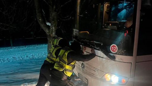 В Харьковской области рейсовый автобус через гололедицу съехал в кювет