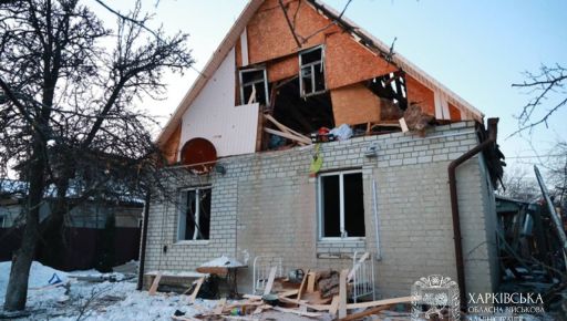 Появились фото из частного сетктора в Харькове, куда упала российская бомба