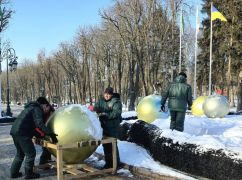 Новорічні прикраси почали прибирати з вулиць Харкова