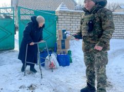 На Харьковщине полицейские спасли одинокую 82-летнюю пенсионерку из-под обстрелов