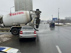 Бетоносмеситель не пропустил легковушку: в Харькове в результате ДТП пострадали три человека