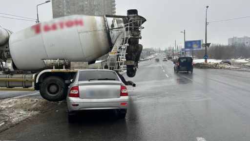 Бетонозмішувач не пропустив легковик: у Харкові внаслідок ДТП постраждали троє людей