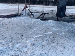 Окупанти обстріляли дорогу Харків &ndash; Золочів, пошкоджено зупинку: кадри з місця