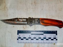 На Харківщині під час застілля чоловік тяжко поранив знайомого ножем
