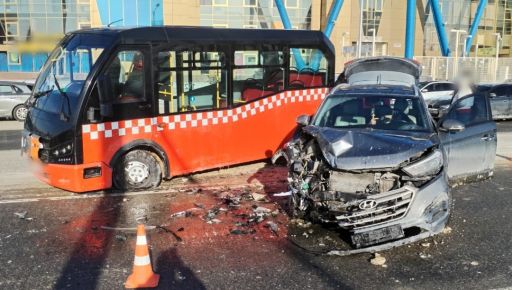 В Харькове автобус столкнулся с легковушкой: водитель госпитализирован