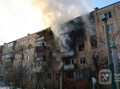 Поліція показала кадри порятунку двох маломобільних людей з будинку на Салтівці, куди влучив "Шахед"