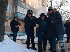 В Харькове из заблокированных квартир эвакуировали троих жителей обстрелянной многоэтажки
