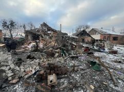 Під Харковом внаслідок удару двох "Шахедів" зникло світло, постраждали троє людей: кадри з місця