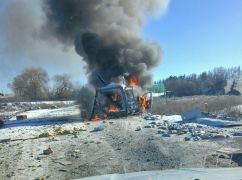 На Харківщині російський дрон вдарив по машині з гуманітарним хлібом: кадри з місця