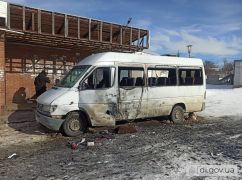 Захватчики дронами обстреляли вторую за день маршрутку возле Харькова: кадры с места