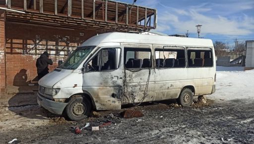 Захватчики дронами обстреляли вторую за день маршрутку возле Харькова: кадры с места