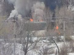 Захватчики дронами уничтожили дом и машины в Харьковской области: кадры с места