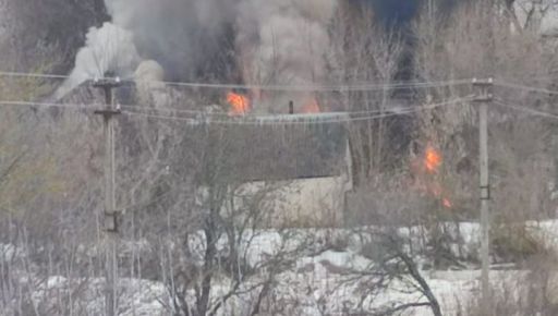 Захватчики дронами уничтожили дом и машины в Харьковской области: кадры с места